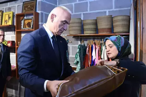 Kültür ve Turizm Bakanı Mehmet Nuri Ersoy, Afrikalı kadın sanatçıların el emeği ürünlerini bir araya getiren Afrika Kültür Evi'ni ziyaret etti.