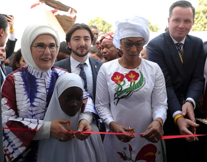 Emine Erdoğan, Gambiya'da TİKA tarafından tadilatı yaptırılan cami ve okulun açılışını yaptı