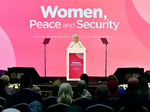 Emine Erdoğan, Antalya Diplomasi Forumu'nun Kadın, Barış ve Güvenlik Oturumu'na katıldı