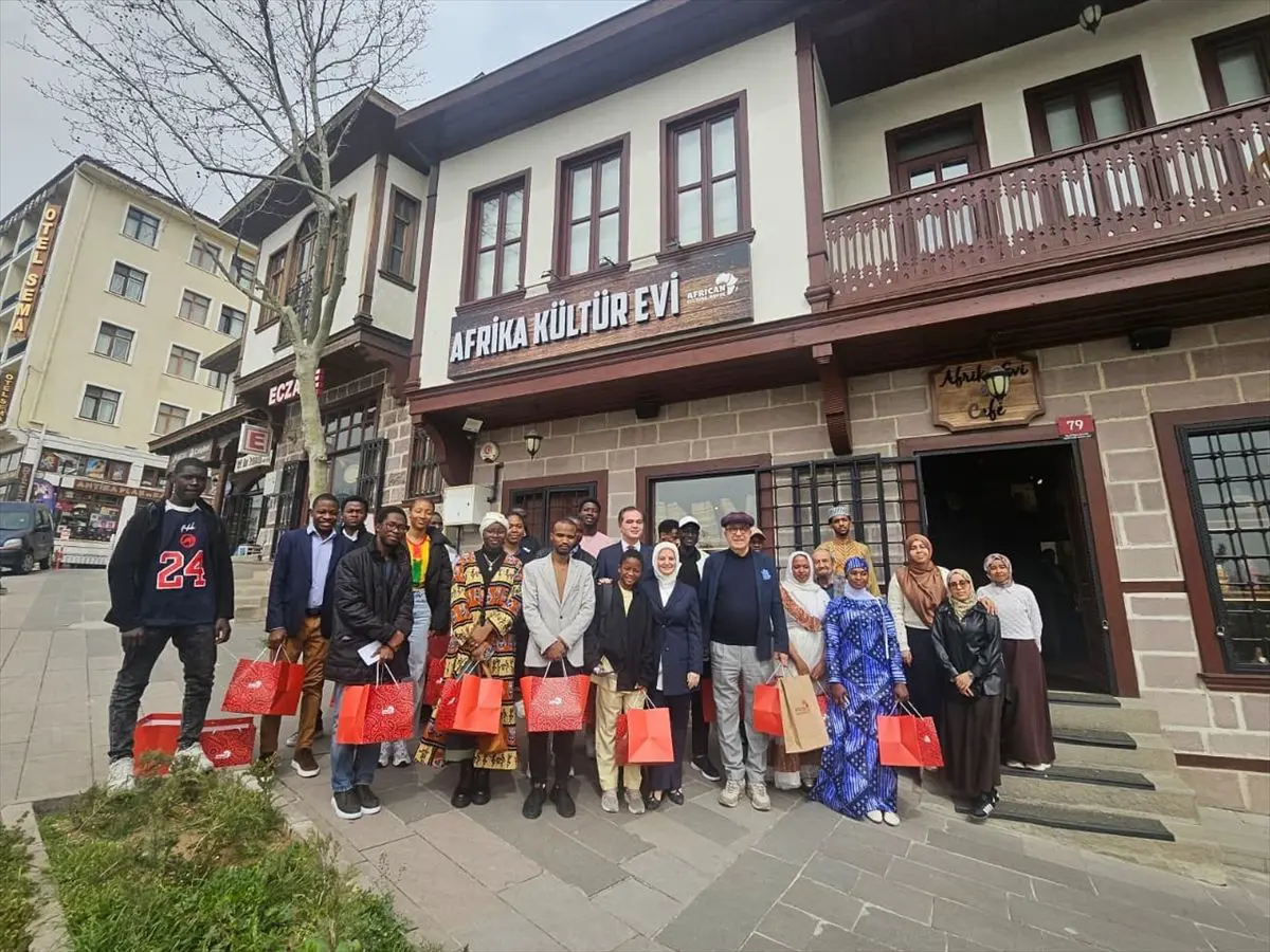 Afrikalı öğrenciler, Ankara'da Afrika Kültür Evi'ni gezdi