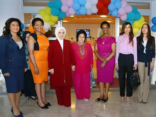 Emine Erdoğan, Lider Eşleri ile Birlikte Rehabilitasyon Merkezini Ziyaret Etti