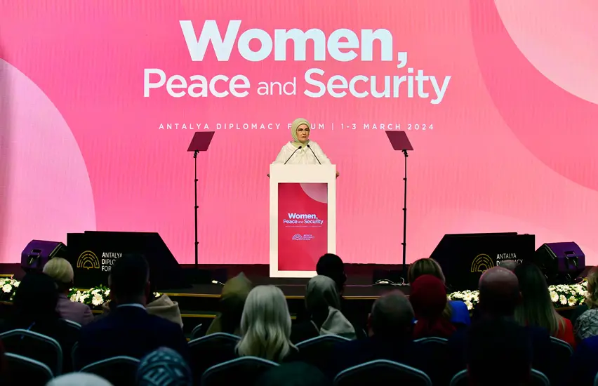 Emine Erdoğan, Antalya Diplomasi Forumu'nun Kadın, Barış ve Güvenlik Oturumu'na katıldı