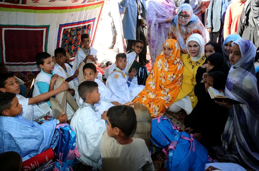 Emine Erdoğan Maarif Vakfı Kız Okulu'nu ziyaret etti