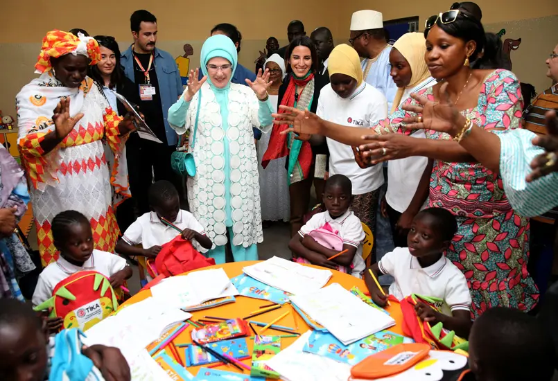Emine Erdoğan, Mali’de İşitme Engelliler Okulu’nu ziyaret etti