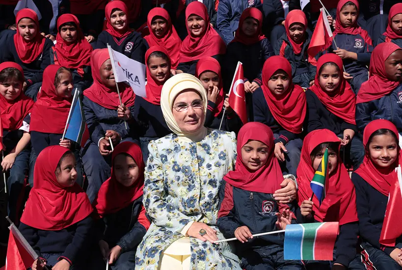 Emine Erdoğan, TİKA tarafından yapılan kütüphane ile Maarif Vakfı Güney Afrika Merkez Ofisi'nin açılışlarını gerçekleştirdi