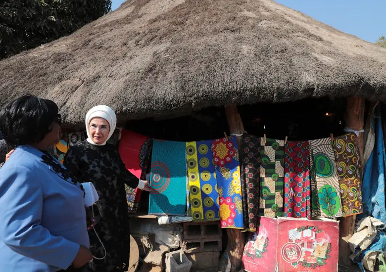Emine Erdoğan, Zambiya’da Esther Lungu Vakfı'nı ziyaret etti