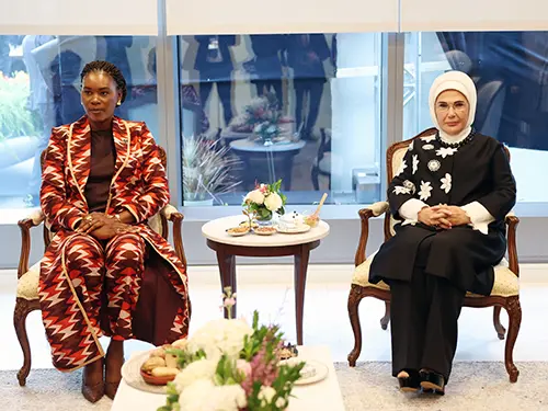 Emine Erdoğan, New York’ta Gabon Cumhurbaşkanının eşi Nguema ile görüştü