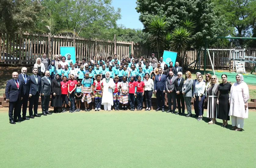 Emine Erdoğan, Güney Afrika'da Uluslararası Maarif Okulu'nu ziyaret etti