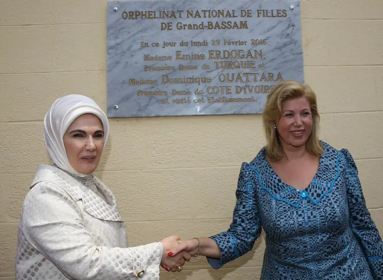 Emine Erdoğan, Grand Bassam Yetimhanesi’ni Ziyaret Etti