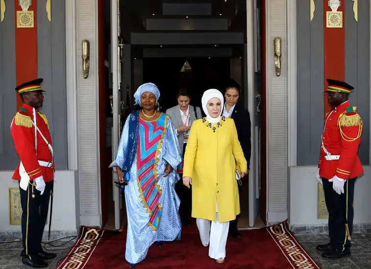 Emine Erdoğan, Gine'de Prosmi Vakfı'nı Ziyaret Etti