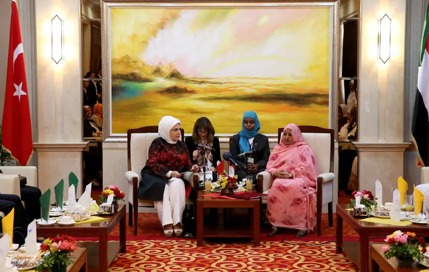 Emine Erdoğan, Sudan Cumhurbaşkanı El Beşir’in Eşi Modawi ile Bir Araya Geldi